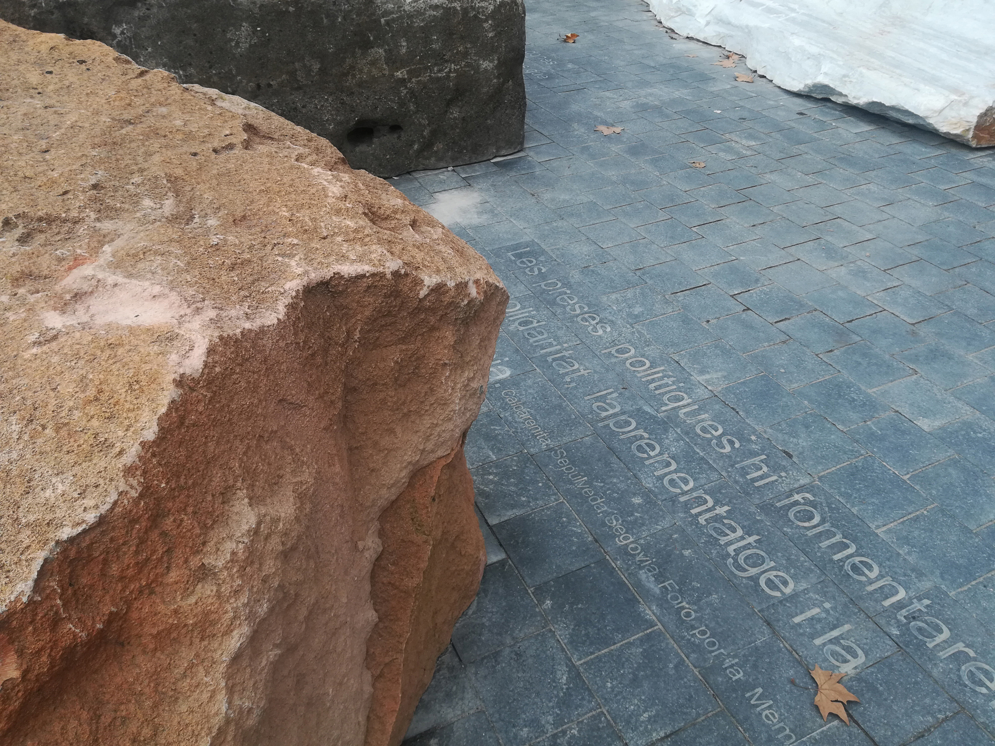 Detall de la pedra de Sepúlveda i inscripció corresponent, 2019. Foto Foro por la Memoria de Segovia