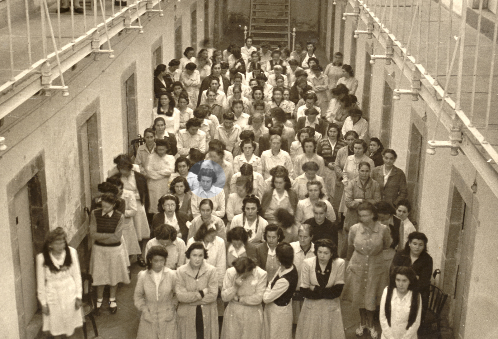 Misa de campanya a la presó de Segovia, 1954. Resaltada, Maria Salvo Iborra. Arxiu personal de Maria Salvo Iborra