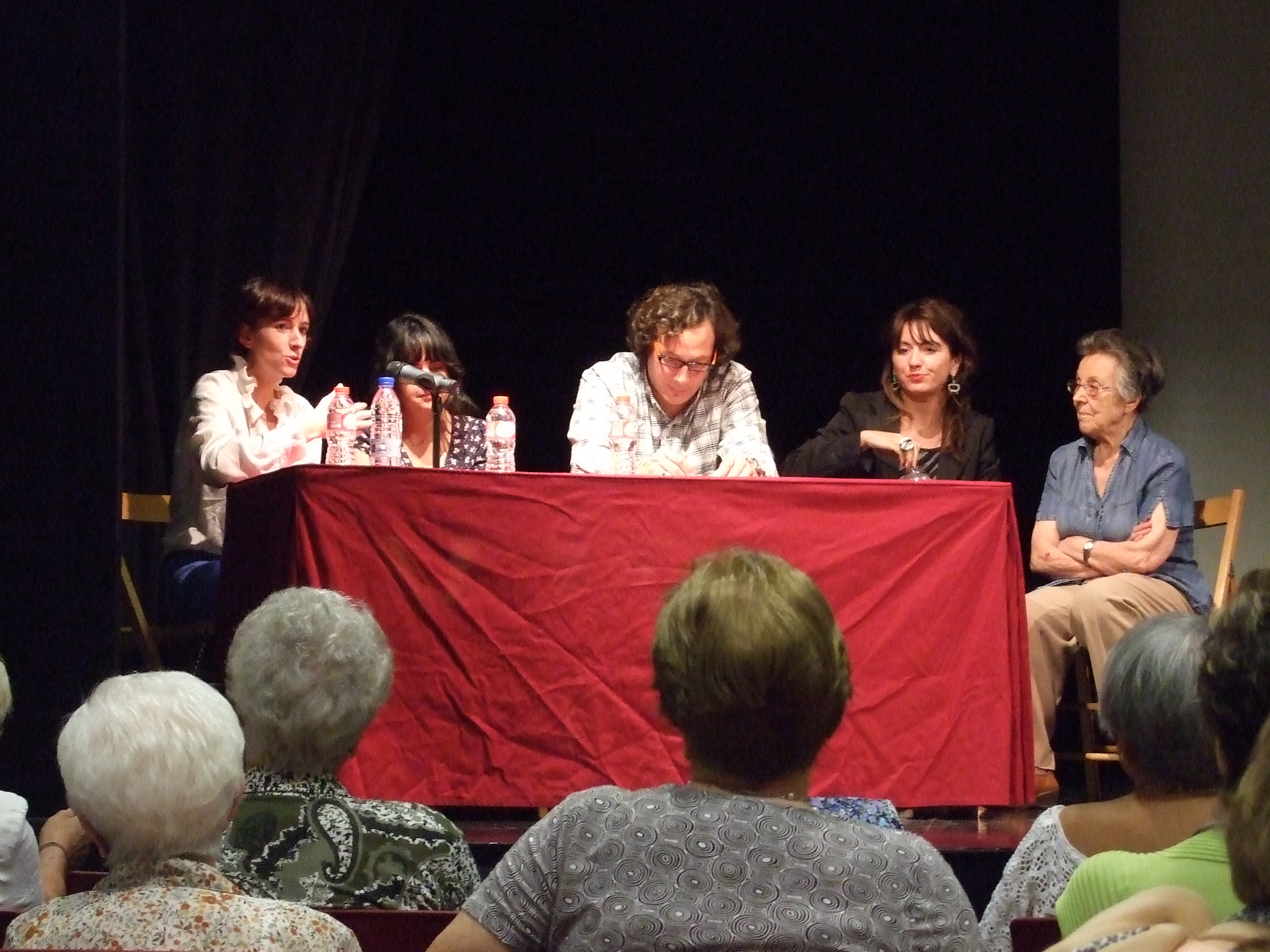Mesa redonda con Llibertat Canela, hija de Francisca Conejero; Carolina Astudillo; Jordi Guixé; Elisabet Cros y Candela Figueras