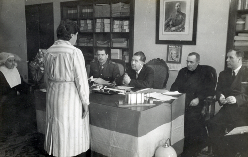 Sessió extraordinària de la Junta de Disciplina de Les Corts, Pérez de Rozas,1944. Arxiu Fotogràfic de Barcelona Fons AFB1-001 Ajuntament de Barcelona