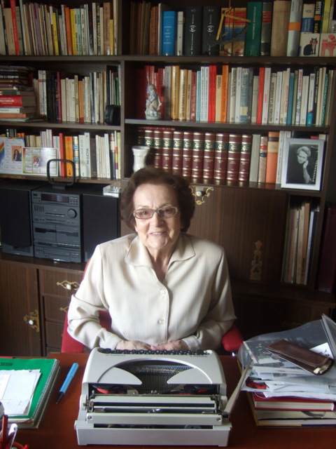  Joaquina Dorado al despatx del seu pis a Barcelona, 2008. Foto ACMe (Associació per la Cultura i la Memòria de Catalunya)