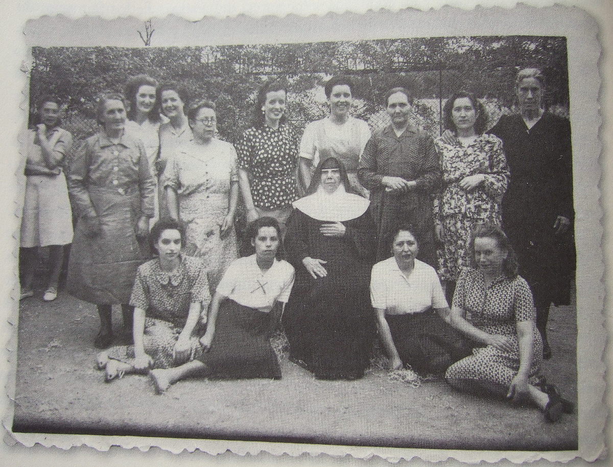 ARCHIVO DE ENRIQUETA BORRÁS MATEU. Foto de grupo en el patio de la prisión, 24/09/1946