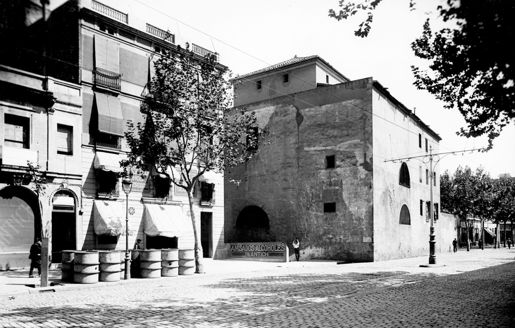ANC, Brangulí (Fotògrafs). 120676. Vista de la cárcel desde la Ronda de Sant Pau. En primer término, el edificio de Alcoholes Antich, actualmente en pie, s/f.