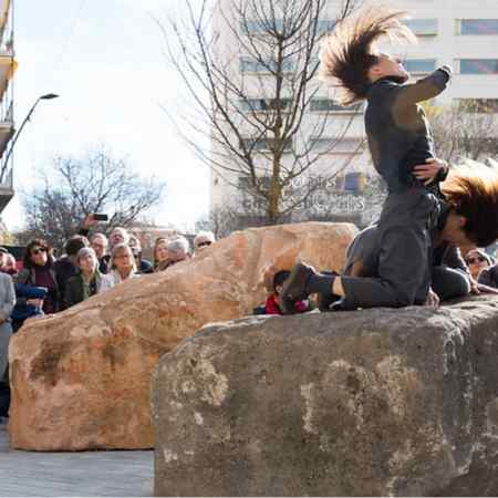 Intervenció de dança de "La Caldera", sobre la pedra de Solsona, durant la inauguració del monument, 14 de desembre de 2019. Foto: www.barcelona.cat