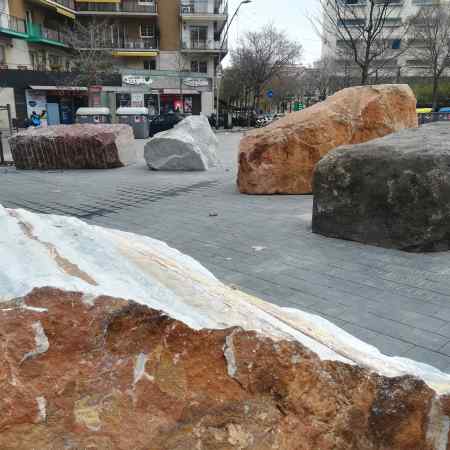 A dreta, pedra de Solsona. Plataforma Futur Monument Presó de Les Corts