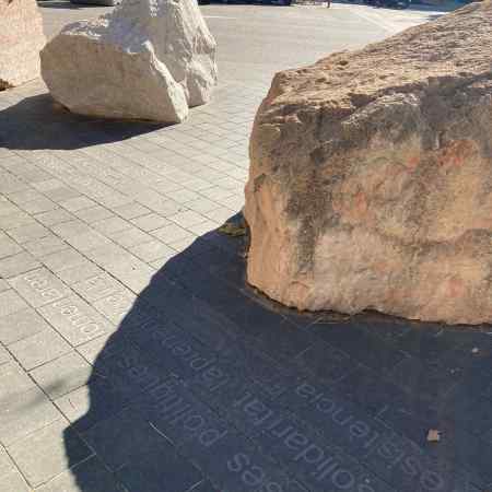 Detall de la pedra de Sepúlveda i inscripció corresponent, 2019. Foto Foro por la Memoria de Segovia