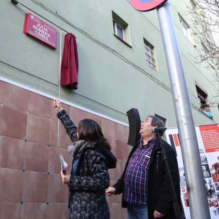 Descobriment de la placa del Passatge de Julia Romera per l'alcaldessa de Santa Coloma de Gramanet, 2016, amb la presència del seu familiar José María Guerra