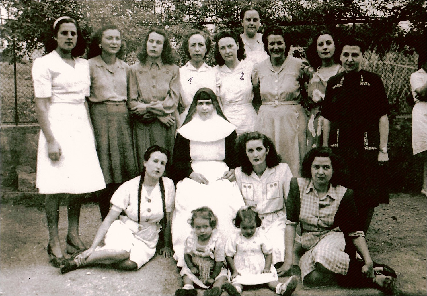 PERSONAL ARCHIVE OF MARIA SALVO IBORRA. Group photo in the yard of the prison, n/d.